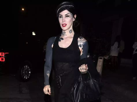 Kat Von D says shes spent almost 40 hours blacking。